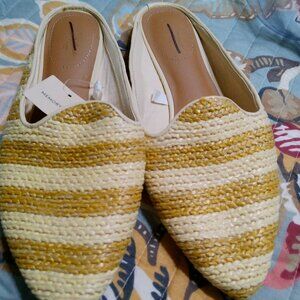 Universal Thread Woven Slides Size 7